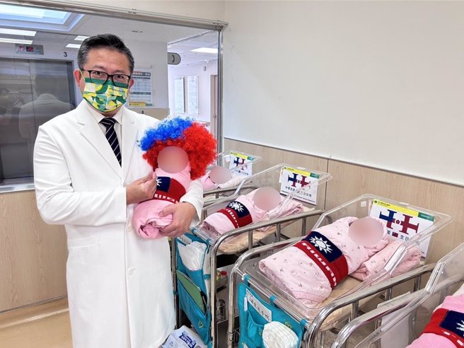 今天是雙十國慶，新竹市截至10日中午已喜迎8位國慶寶寶誕生，其中，新竹國泰醫院迎來3位國慶寶寶。（新竹國泰醫院提供／陳育賢新竹傳真）