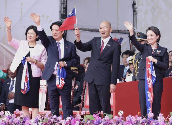 113年國慶大會10日盛大舉行，賴清德總統夫人吳玫如（左起）、賴清德、立法院長韓國瑜、副總統蕭美琴一同為奧運英雄喝采。（陳俊吉攝）