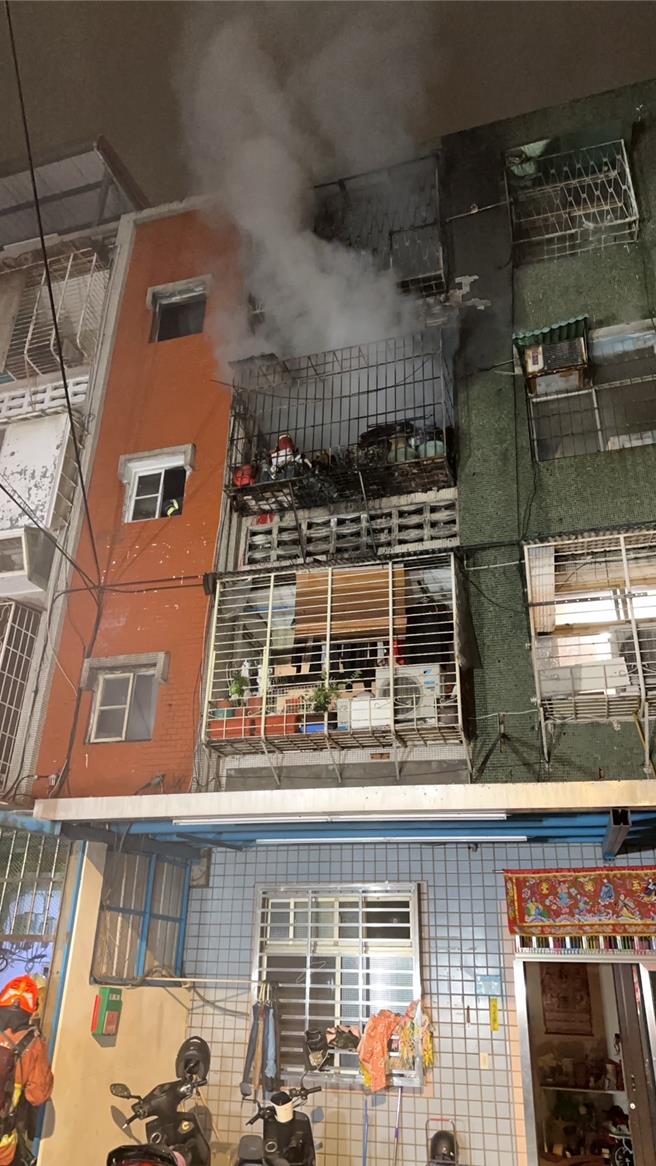 新北市板橋區新生街某公寓3樓今（10）日凌晨12時50分驚傳火警，造成母子檔受困。（新北消防局提供）