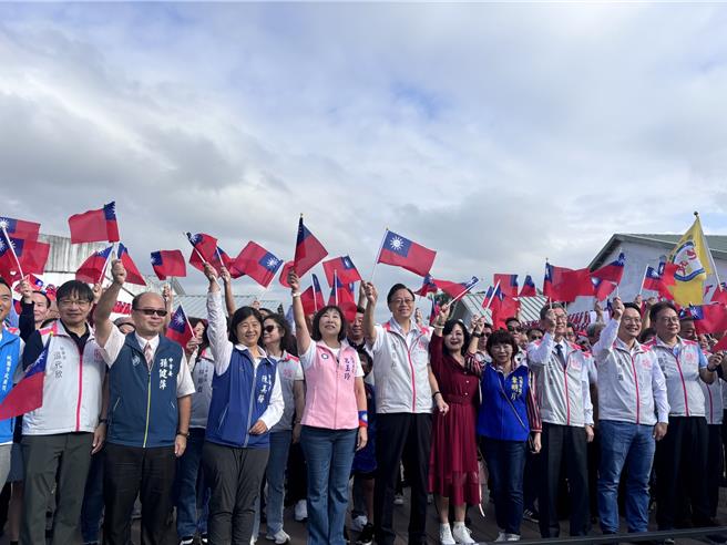 桃园市双十国庆升旗典礼，今年首度在中坜中原文创园区举办，运用无人机国旗进场的方式，展现桃园为科技城市及艺术创意的实力。（廖姮玥摄）