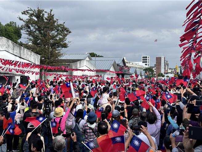 桃园市双十国庆升旗典礼，今年首度在中坜中原文创园区举办，运用无人机国旗进场的方式，展现桃园为科技城市及艺术创意的实力。（廖姮玥摄）