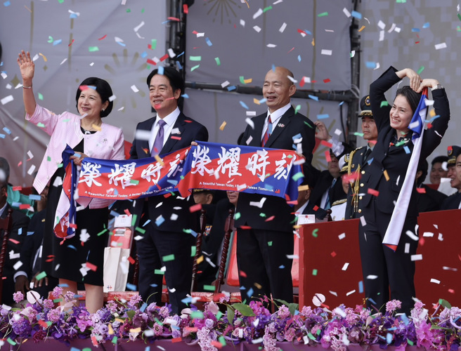 113年国庆大会10日盛大举行，赖清德总统夫人吴玫如（左起）、赖清德、立法院长韩国瑜、副总统萧美琴一同为奥运英雄喝采。（陈俊吉摄）