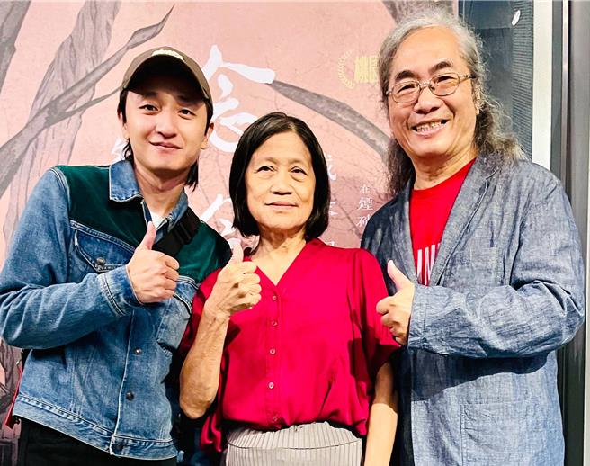 入圍金馬獎最佳新演員的林政勳（左起），佩服黃玉珊、陳堯興導演以文學角度拍攝《念念眷村》。（海鵬提供）