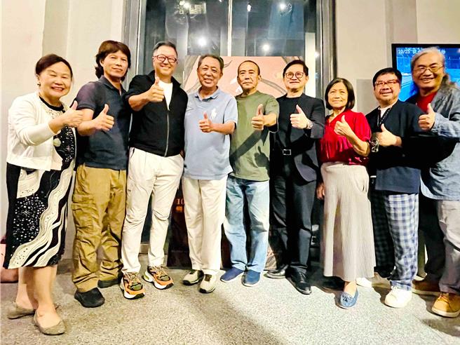 謝小韞（左起）、林靖傑、王偉忠、朱延平、張作驥、童子賢、黃玉珊、褚明仁、陳堯興在《念念眷村》首映會合影。（海鵬提供）