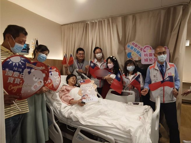 桃園市長張善政國慶日到禾馨桃園婦幼診所探視國慶寶寶，特別的是，顏姓一家從美國回到台灣待產，雖未特別挑選國慶日，但寶寶在國慶日誕生，全家也很開心。（賴佑維攝）