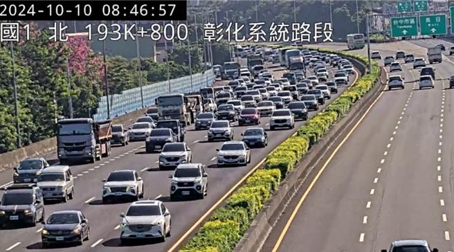 国庆日8时22分于国1南向193.6公里处发生4辆小客车追撞事故。（高公局提供／蔡明亘台北传真）