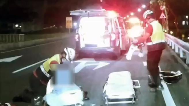 張姓女子酒駕，將趴在引擎蓋阻攔的林姓女子甩落，導致林女受傷，經送醫後不治。圖為救護人員為林女急救畫面。（民眾提供）