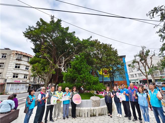 公所同時也在今天舉行台灣原生種「真柏」的移植揭牌儀式，象徵三芝在災後展現出的堅毅與新生。（三芝區公所提供）