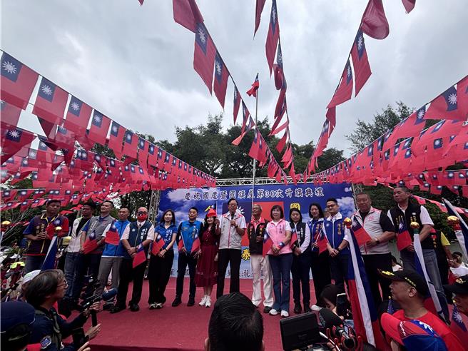 慶祝雙十國慶日，滇緬游擊隊孤軍後裔高齡84歲的國旗屋米干老闆張老旺第30年自發性在桃園市龍岡地區舉行升旗典禮。（廖姮玥攝）
