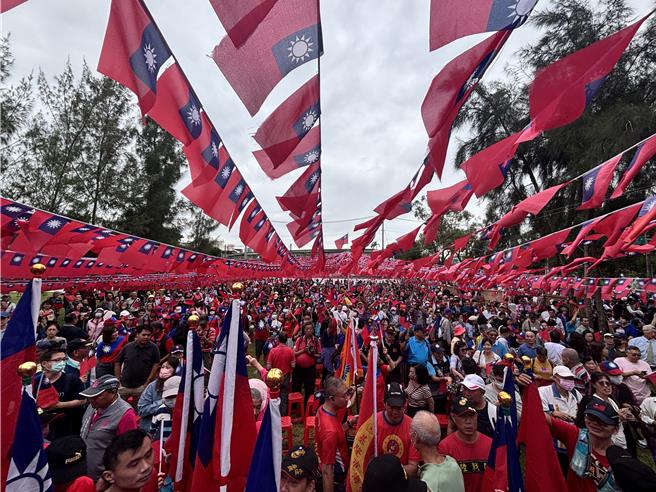 慶祝雙十國慶日，滇緬游擊隊孤軍後裔高齡84歲的國旗屋米干老闆張老旺第30年自發性在桃園市龍岡地區舉行升旗典禮。（廖姮玥攝）