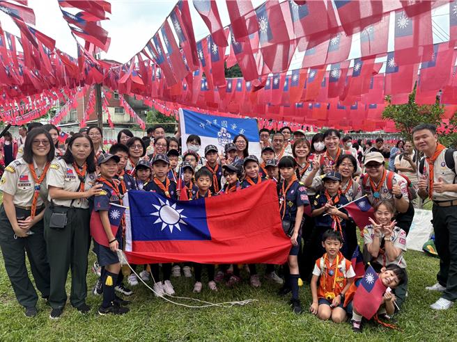 慶祝雙十國慶日，滇緬游擊隊孤軍後裔高齡84歲的國旗屋米干老闆張老旺第30年自發性在桃園市龍岡地區舉行升旗典禮。（廖姮玥攝）