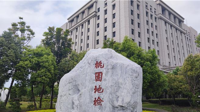 桃園大溪58歲曾姓男子去年12月全家去唱歌，返家後懷疑胡姓妻子出軌，2人發生爭吵。凌晨再度口角，曾男竟拿水果刀往妻子右胸刺入，孫子發現後趕緊報案，妻子雖緊急送醫，但到院前已死亡。桃園地檢署依殺人罪起訴，將由國民法官審理。（賴佑維攝）