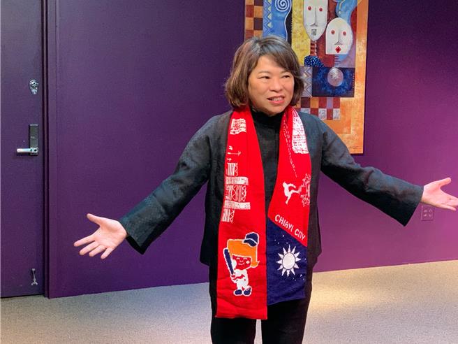 嘉義市長黃敏惠訪美致贈僑胞國旗圍巾，圍巾有嘉義市美術館、噴水圓環、檜意森活村等景點圖案。（嘉市府提供／廖素慧嘉市傳真）