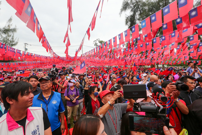 雙十國慶日將至，桃園市平鎮高齡84歲的國旗屋老闆張老旺，今年連續第30年自掏腰包舉辦國慶升旗典禮，受去年拔旗事件影響，今年移師龍岡圓環旁新落成公園舉辦，龍岡圓環現場還有復刻版的國軍與軍車，讓現場民眾排隊合照。（陳麒全攝）