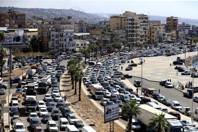 黎巴嫩难民逃难车潮。（美联社）