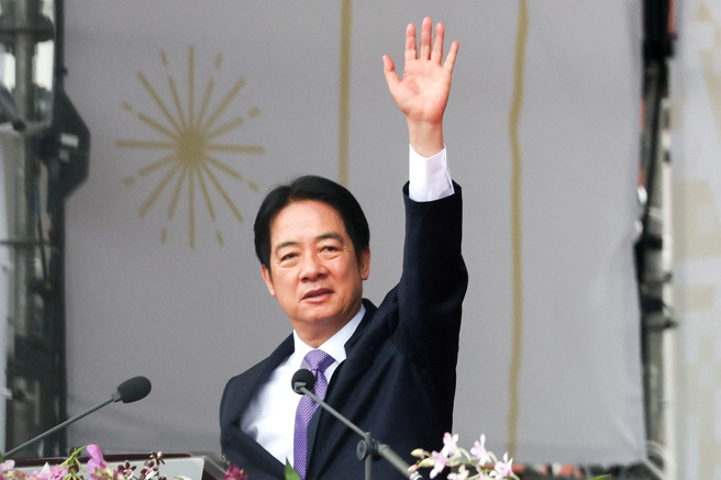 综观赖总统的国庆处女秀放软身段，隐约向对岸传达企求和平的信号，有助缓和紧绷的两岸关系。（路透社）