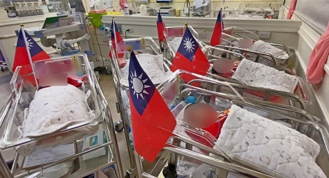 双十国庆10日登场，台中茂盛医院预计迎来7名试管宝宝，其中1对双胞胎兄弟预产期原在11月，没想到10日就抢当国庆龙宝宝，让家人笑说「是不是急着出来看烟花？」。（茂盛医院提供／潘虹恩台中传真）