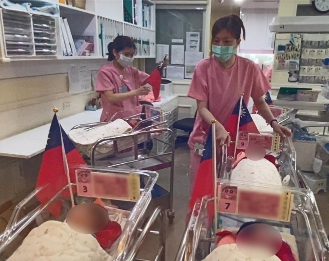 双十国庆10日登场，台中茂盛医院预计迎来7名试管宝宝，其中1对双胞胎兄弟预产期原在11月，没想到10日就抢当国庆龙宝宝，让家人笑说「是不是急着出来看烟花？」。（潘虹恩摄）
