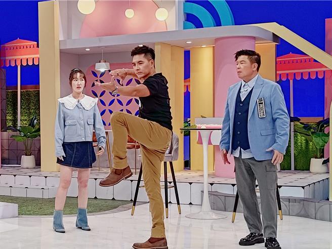 王傳一（中）現場示範太極八式，曾國城（最右）覺得「這很像廣場舞」。（大愛提供）