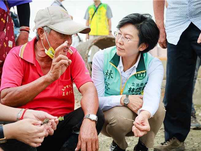 民进党立委林岱桦（右）表示，感谢中央让乡亲们在最困难的时刻得到及时帮助，减轻农渔民经济压力。（林岱桦服务处提供）