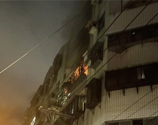 桃园市桃园区10日凌晨4时许发生住宅火警，60岁妇人关闭房门，躲在主卧，桃园市消防局获报前往救援，扑灭火势后将妇人救出。消防人员提醒，火警发生时，若火势太大，可以到有对外窗的相对安全区关闭，将门关闭待救。（翻摄照片）