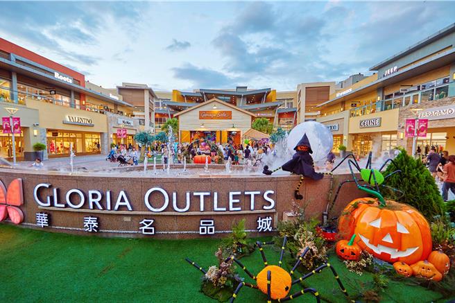 华泰名品城万圣节檔期登场，透过应景装置吸引大批人潮到访。（华泰名品城提供／朱世凯台北传真）