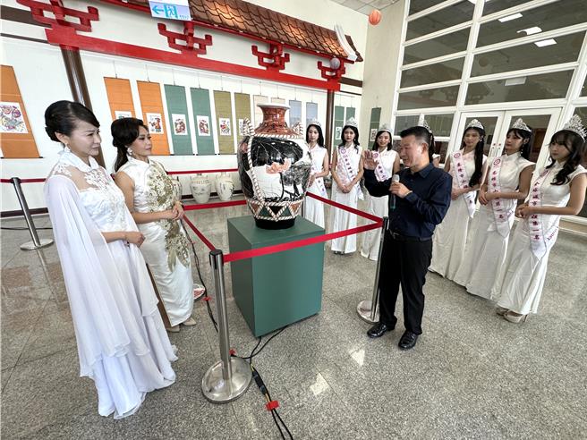 金门县文化园区管理所长庐根阵(中)也向最美宣传大使团介绍金门陶瓷之美，推展金门的优良艺术文化。(于家麒摄)