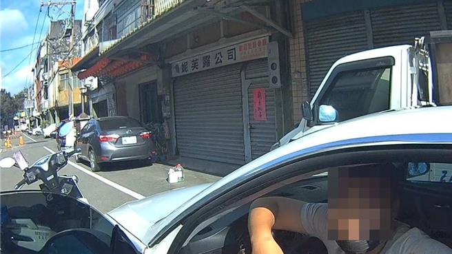 桃园警察分局中路派出所员警钟嘉呈巡逻时，于三民路三段发现一辆自小客违规停车，准备趋前劝导时该车立即加速驶离。警方追查，发现吕姓车主其持有彩虹菸及丧尸菸弹，依法送办。（翻摄照片）