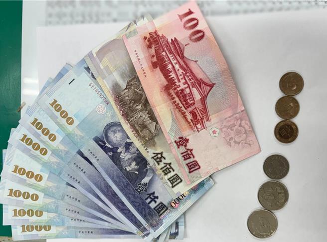 警方查扣假外務專員名牌、現金7000餘元及收據憑證等贓證物。（翻攝照片／林郁平台北傳真）