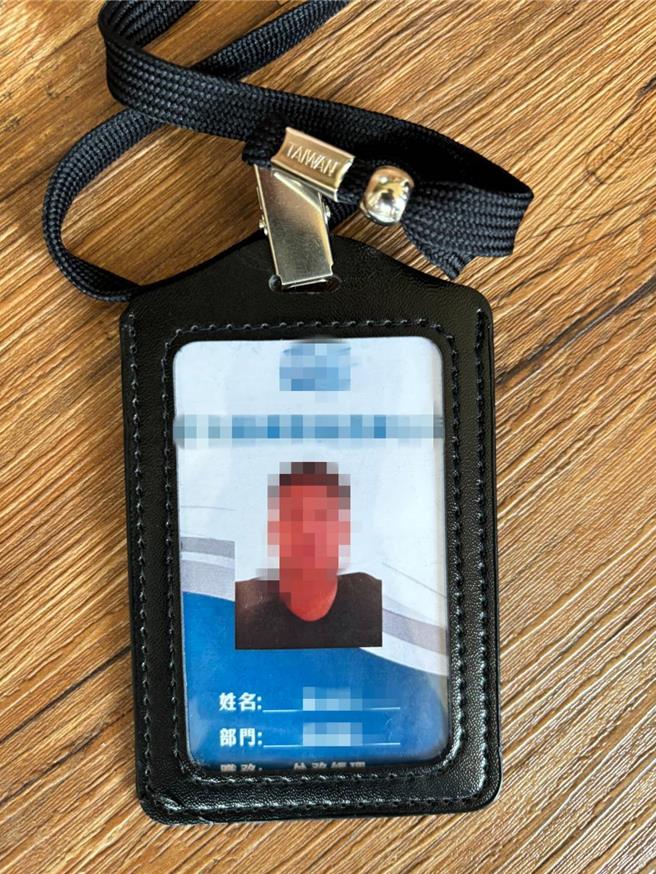 警方查扣假外務專員名牌、現金7000餘元及收據憑證等贓證物。（翻攝照片／林郁平台北傳真）