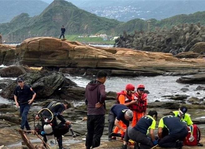基隆市望海巷今日上午1名40岁陈姓男子与2位网友相约潜水后，疑似上岸时遭浪衝击，头部撞到礁石陷入昏迷，送医抢救仍不治。（翻摄画面／徐佑升基隆传真）
