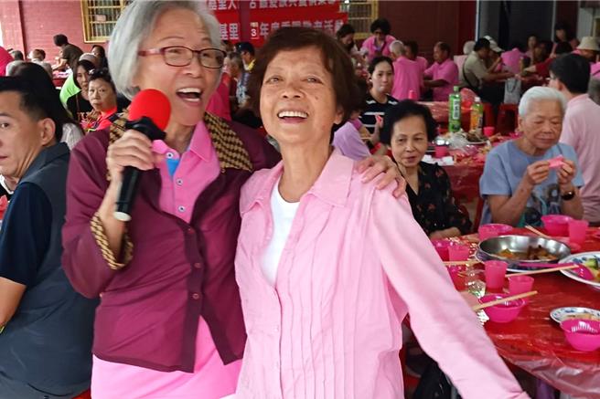 「行动银髮俱乐部」提供卡拉OK服务，让长辈尽情欢唱。（社会局提供）