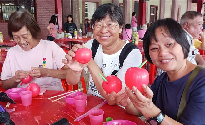 行动银髮俱乐部志工陪伴长者参与气球纾压体验课程。（社会局提供）