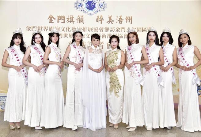 张如君（左五）、萧美萍（左六）领军8美后组成宣传大使团。（中华全球城市选拔协会提供）