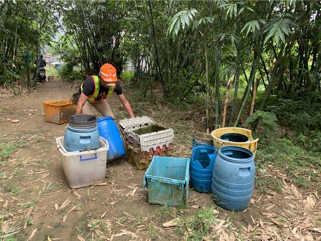 登革热疫情虽趋缓，民眾仍不可掉以轻心，尤其是颱风后，近期气温仍适合病媒蚊生长，须持续落实「巡、倒、清、刷」并做好防蚊措施。（卫生局提供）