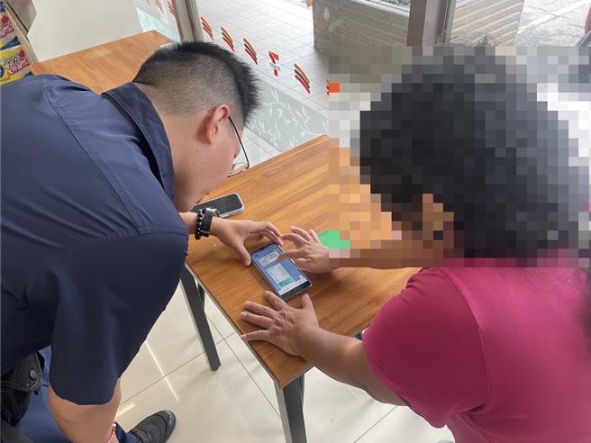 高雄市冈山分局弥陀分驻所员警日前10时许接获超商店员报案，称有一位49岁高姓妇人表示要寄送提款卡给朋友，经店员通报警方到场，协助劝说后才让妇人发现遭诈骗！（警方提供／林雅惠高雄传真）