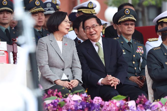 113年国庆大会10日盛大举行，
前总统蔡英文（左）、陈水扁（右）在会上交谈甚欢。（杜宜谙摄）