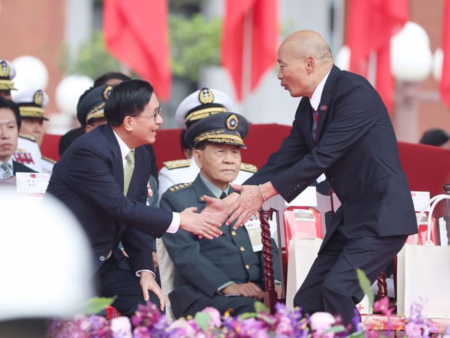 113年国庆大会10日盛大举行，立法院长韩国瑜（右）在致词后与前总统陈水扁（左）握手致意。（杜宜谙摄）