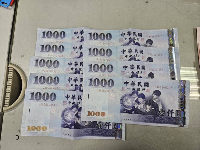 警方當場搜出做案用手機、偽造工作證及贓款9900元等證物。（圖 / 劉詠韻翻攝）