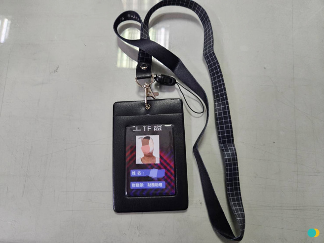 警方當場搜出做案用手機、偽造工作證及贓款9900元等證物。（圖 / 劉詠韻翻攝）