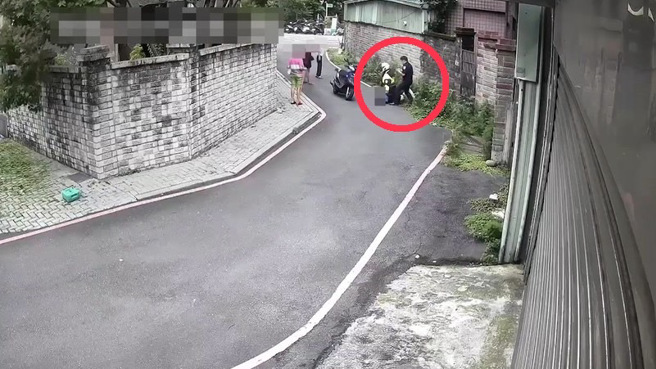 所長梁新泓與副所長胡文忠沿著巷弄狂奔500公尺，平頭男筋疲力盡，3分鐘就被員警撲倒在地上銬逮捕。（圖 / 劉詠韻翻攝）