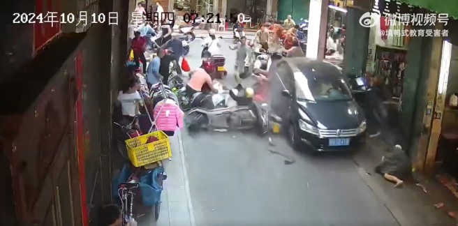 大陸廣東一名老翁開車倒退暴衝，市場內多名老人被衝撞輾壓。（圖／翻攝微博）