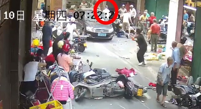 轎車肇事後停下，駕駛座下來一名老翁，附近民眾紛紛上前怒罵。（圖／翻攝微博）