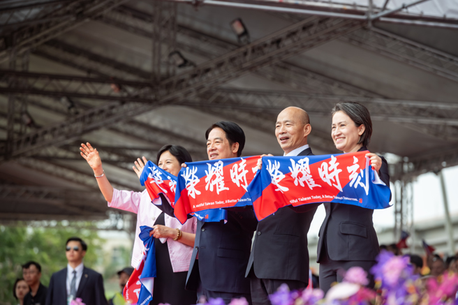 賴清德夫婦(左起)、韓國瑜、蕭美琴在國慶大典同台。(立法院提供)