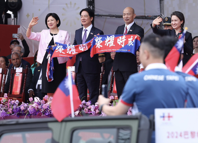 赖清德今发表国庆谈话，表示政党利益不能凌驾人民利益。图为总统夫人吴玫如（左起）、赖清德、韩国瑜、萧美琴一同为奥运英雄喝采。（陈俊吉摄）