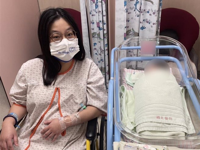 辅大医院今天迎来2位国庆宝宝，新手妈妈和女儿合影留念。（辅大医院提供）