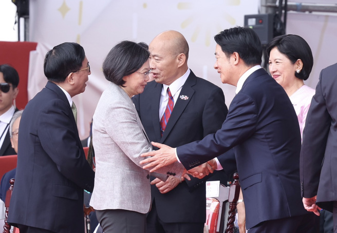 113年中华国庆10日举行，赖清德总统（右）致词后与前总统蔡英文（中）握手致意。（陈俊吉摄）