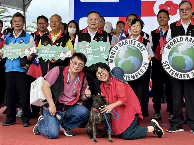 国庆花莲健走活动，结合国庆花莲健走活动，结合动保议题，县长徐榛蔚与兽医师宣导为流浪狗施打疫苗。（王志伟摄）