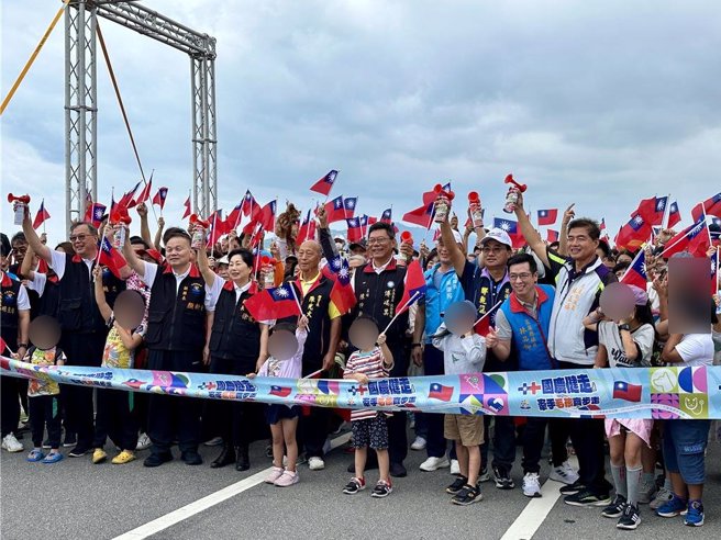 花莲县政府系下午举办国庆健走活动，县长徐榛蔚与上千民眾在太平洋公园健走。（王志伟摄）