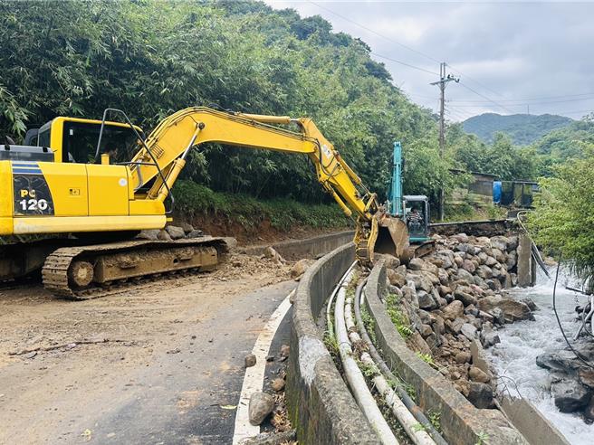 万里区磺溪18-3号附近修復现况。（万里区公所提供）